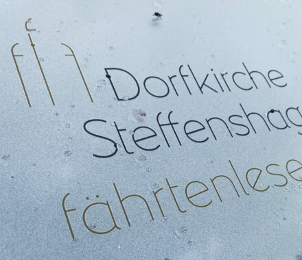 Fährtenlese Dorfkirche Steffenshagen Fährtenlese Dorfkirche Steffenshagen